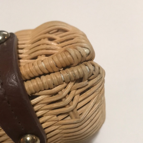 WICKER BAG CLAM SHELL LEATHER GOLD HARDWARE - Picture 6 of 6